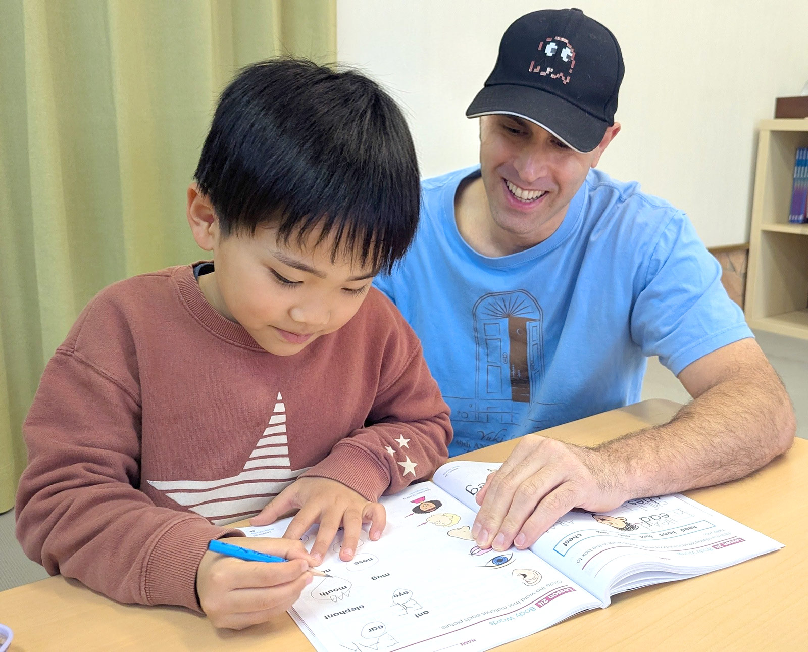 Elementary school student receiving one-on-one English support from teacher